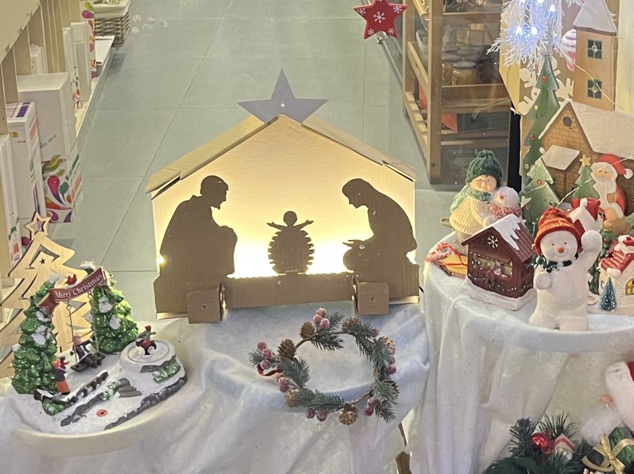 Etable crèche Noel feu et fontaine 30x50x24 cm